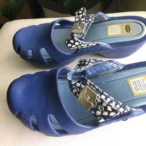 Dr. Scholl’s Dance dark blue rubber wedges